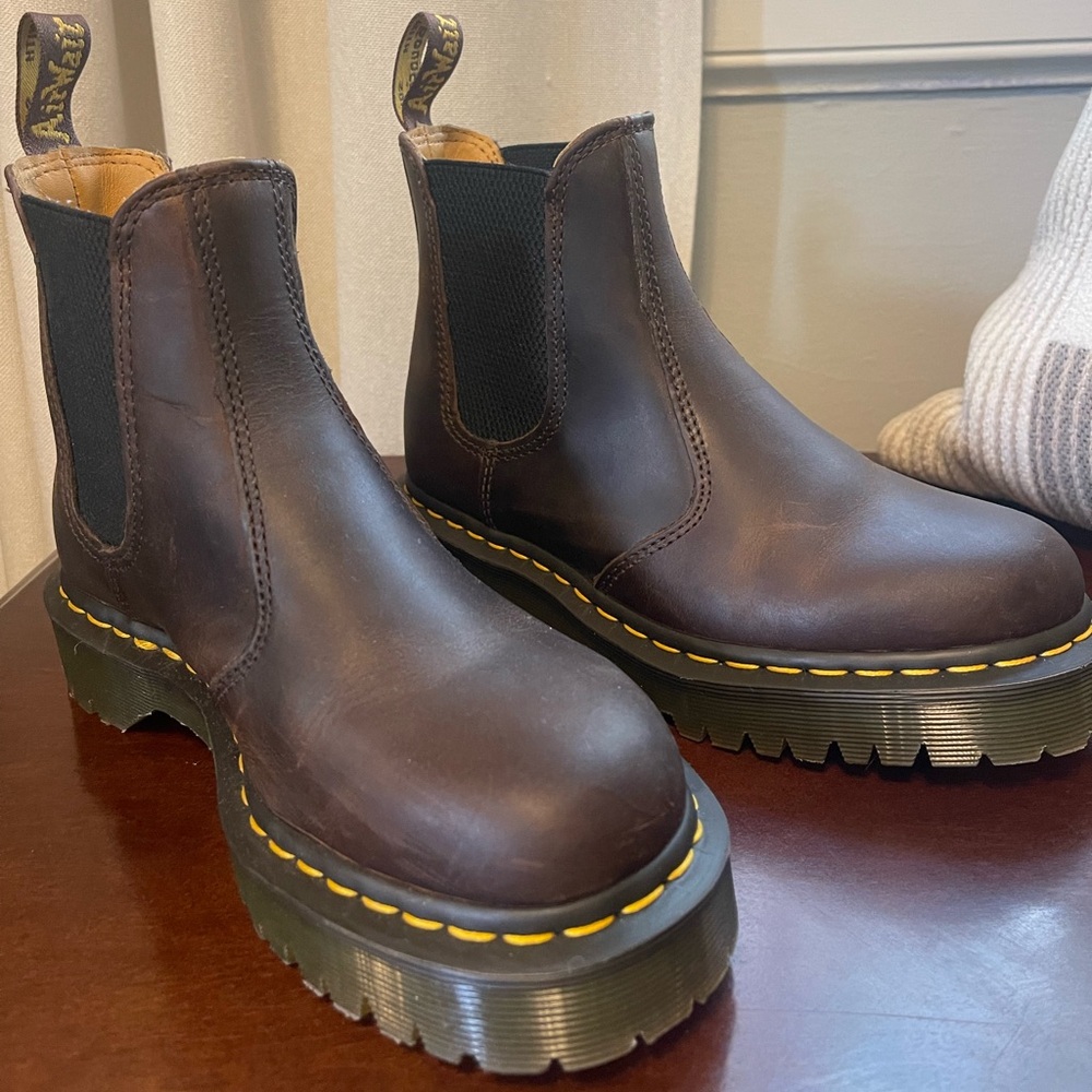 Dr. Martens brown boots Sz 7 // 5 UK, 6 USM, 38 EU, 7 USL